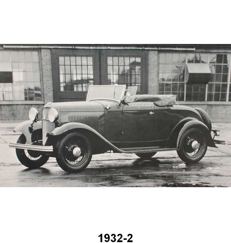 BLACK AND WHITE PICTURES - 32 ROADSTER 3/4 FRONT VIEW