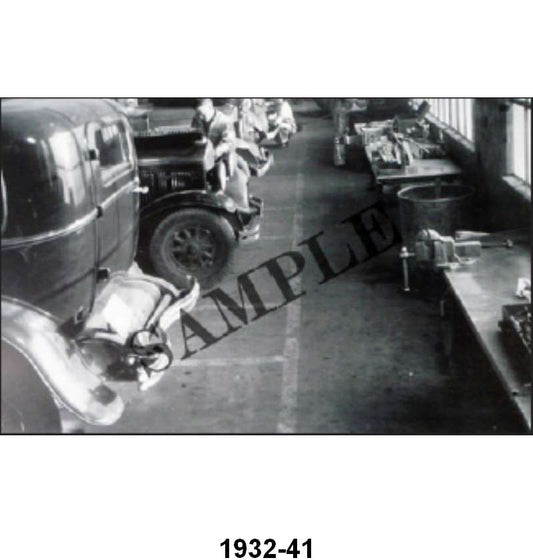 BLACK AND WHITE PICTURES - 32 SEDAN/DEL GARAGE AREA
